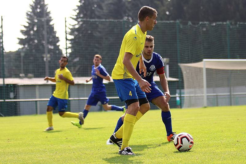 I. A třída: béčko SK Rakovník (ve žlutém) přehrálo jako první v soutěži Dynamo Nelahozeves 2:1.