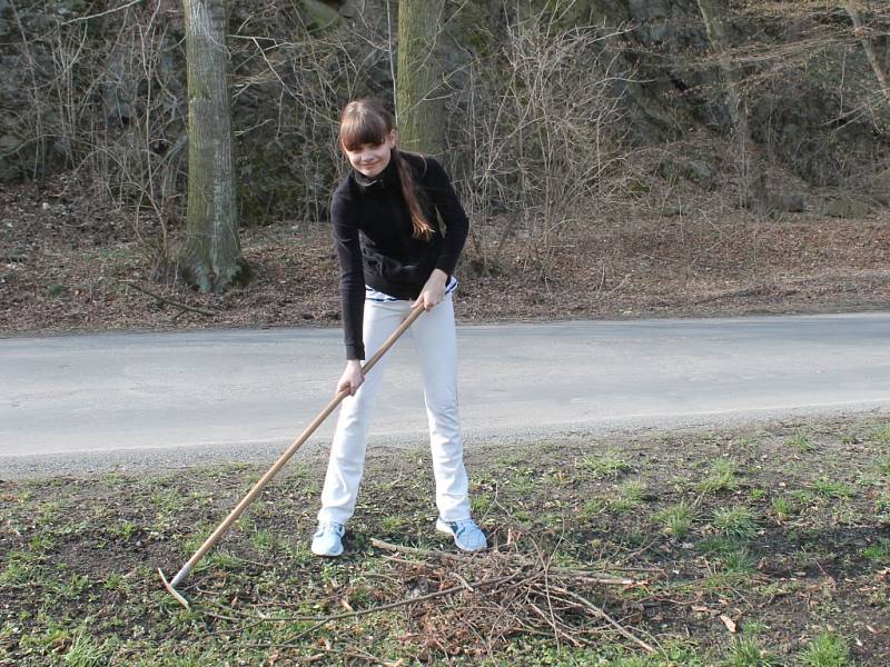 Žáci uklízeli okolí křivoklátské školy