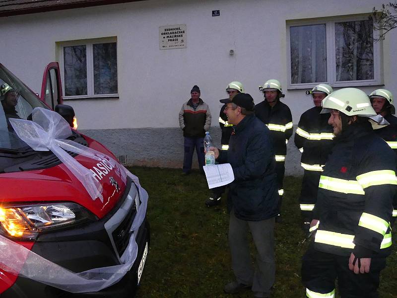 Rozsvícení vánočního stromku v Kolešovicích zpestřilo slavnostní předávání nového hasičského vozu.