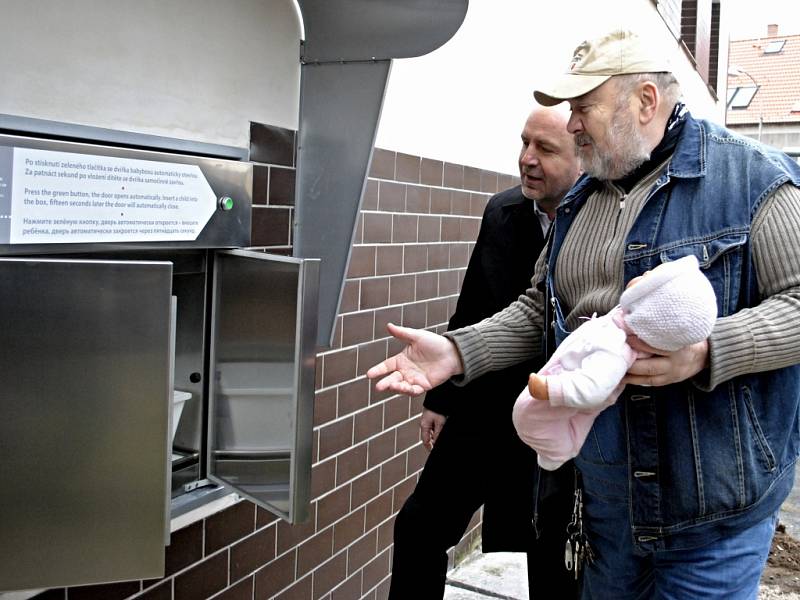 Instalace babyboxu v prostorách rakovnické nemocnice.