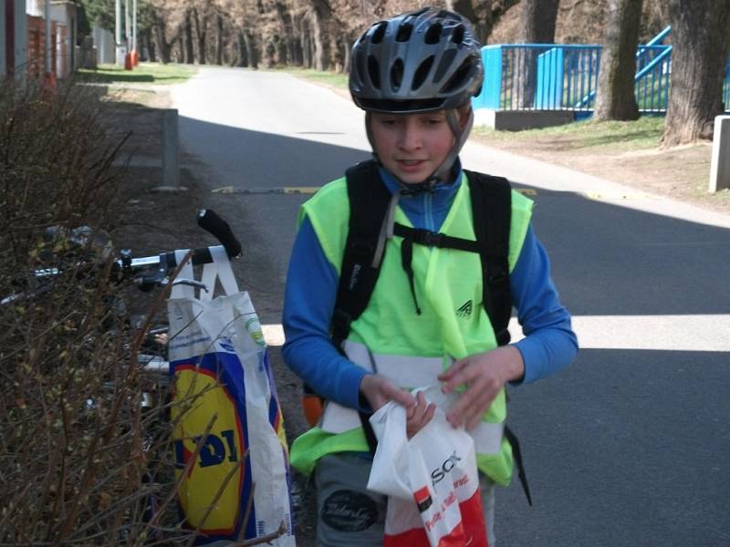 Členové cyklistického kroužku DDM Rakovník uklízeli ke Dni Země cyklostezku do Pustovět