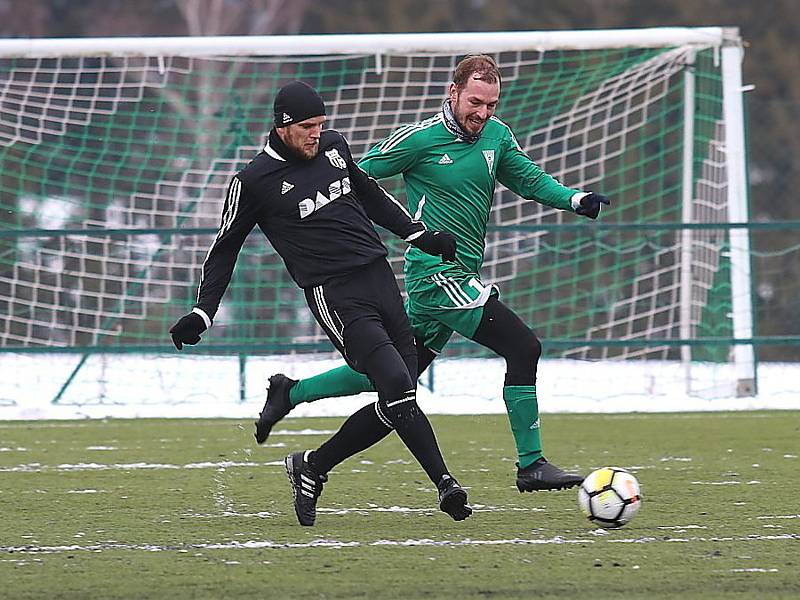 Divizní fotbalisté Tatranu Rakovník (v zeleném) vyhráli v přípravném utkání nad celkem Dobříše jasně 5:2.