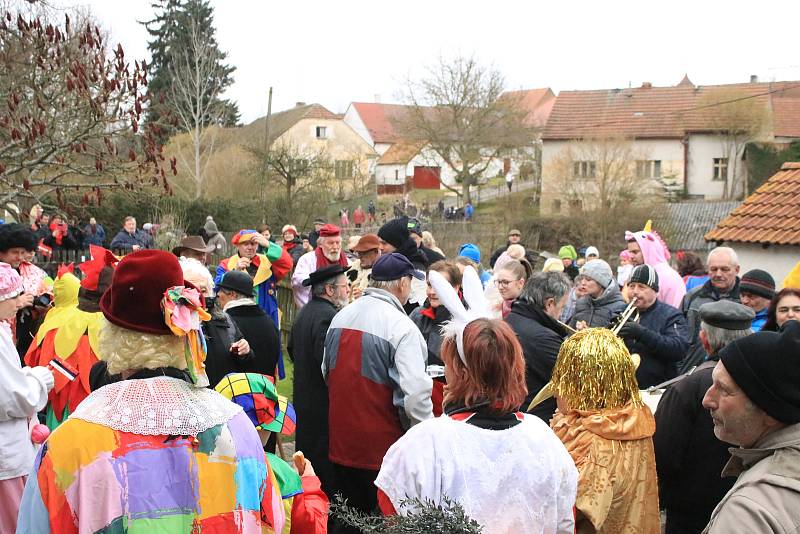 Průvod čítal okolo šedesáti masek, vycházelo se od hospody, kde se také po dvou hodinách končilo a začínalo se losovat o nejhezčí masky.