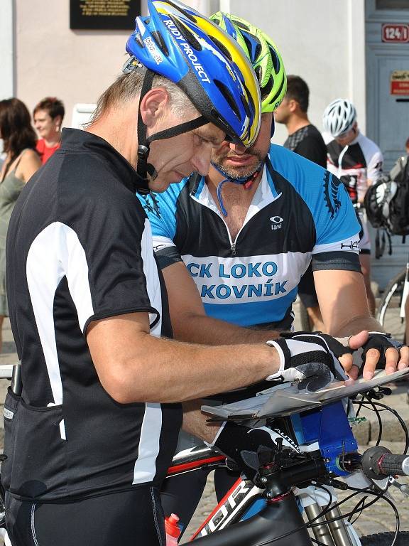 Orientační závod dvojic před startem na Husově náměstí - Rakovnické cyklování 2015