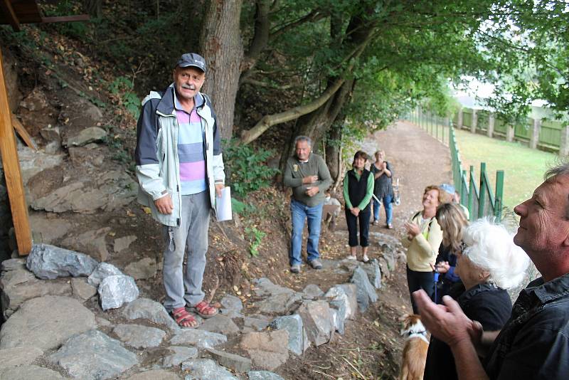 Ve Zbečně byla v sobotu dopoledne slavnostně vysvěcena opravená studánka Rozárka.