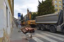 Oprava Palackého ulice v Rakovníku se pozdržela při rekonstrukci kanalizace, kdy se objevily neočekávané komplikace.