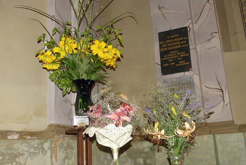 Rakovnickou synagogu zkrášlily lilie.