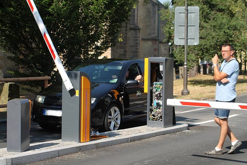 U výjezdových závor při spuštění nového parkovacího systému asistovali pracovníci firmy AS Parking s.r.o, která systém zhotovila.