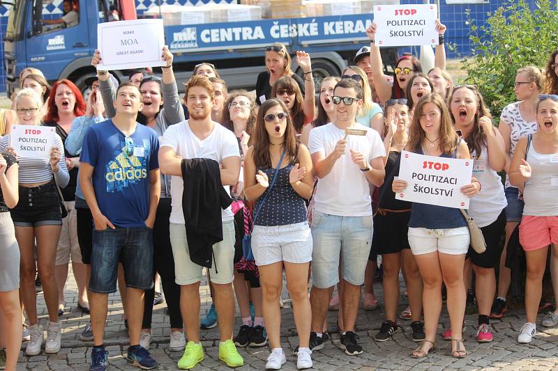 Studenti v Rakovníku protestují proti propouštění učitelů.