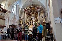 Koncert Hradního dua v jesenickém kostele.
