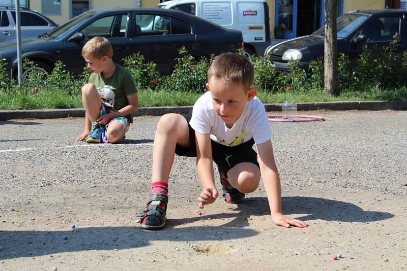 Cvrnkání kuliček ještě zpříjemnilo soutěžící slunné počasí.