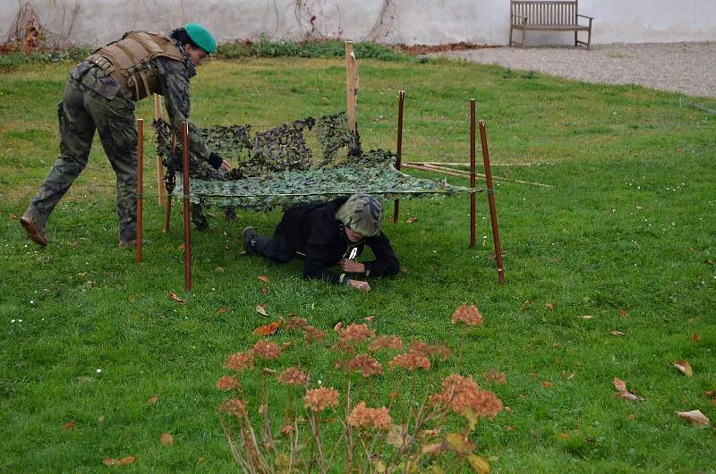 Nejen střelbu z airsoftových zbraní, ale i věrohodné maskování či běh v plynové masce si mohli o sobotní akční odpoledne užít ve Společenství Dobromysl děti i dospělí.