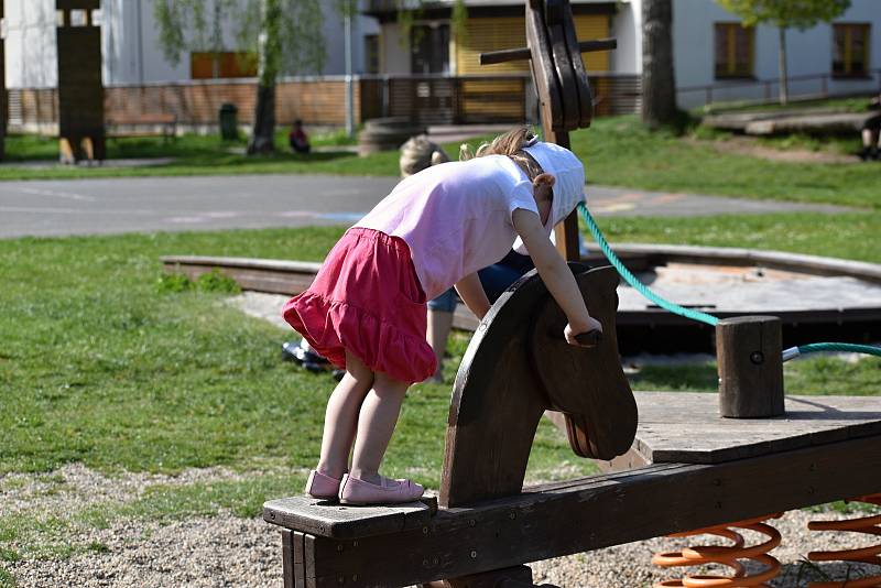 Příjemné květnové pondělí lákalo na zmrzlinu i procházku v parku.