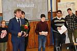 Tělocvična 1. základní školy Rakovník hostí do pátku výstavu věnovanou poctě obětem holocaustu.