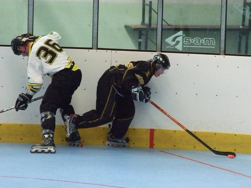 Finále I. ligy inline hokeje. Mistrem se stal Rakovník, zlatý gól vstřelil J. Pospíšil