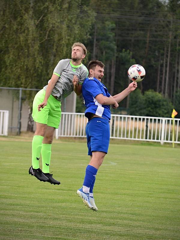 Semifinále národní kvalifikace UEFA Regions Cupu v Novém Strašecí.: Středočeský KFS (v modrém) – Karlovarský KFS 3:1.