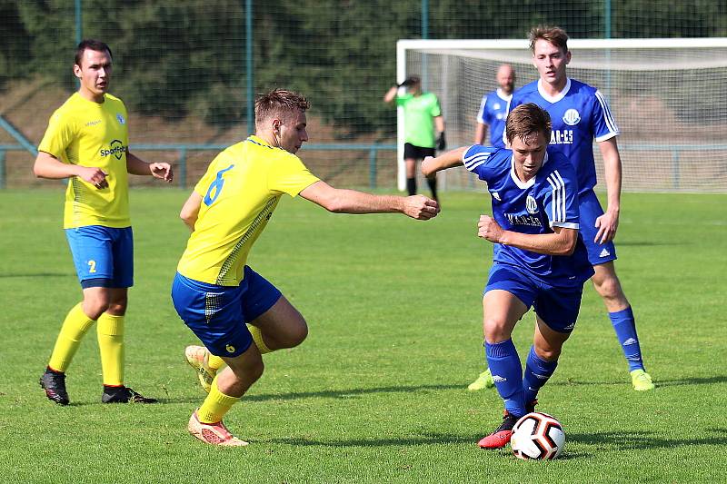 I. A třída: béčko SK Rakovník (ve žlutém) přehrálo jako první v soutěži Dynamo Nelahozeves 2:1.