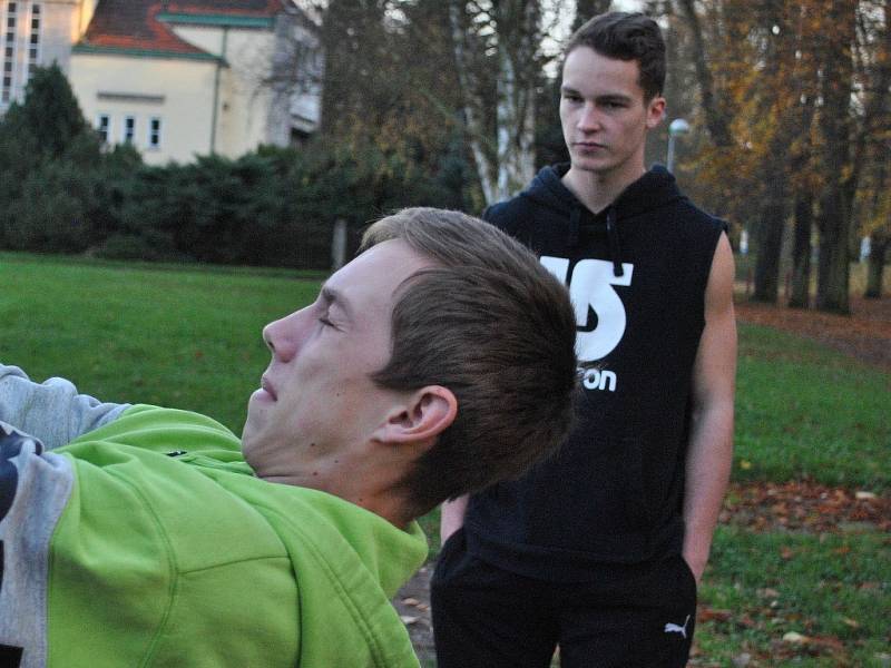 Street Workout Rakovník - takhle cvičí kluci několikrát týdně...