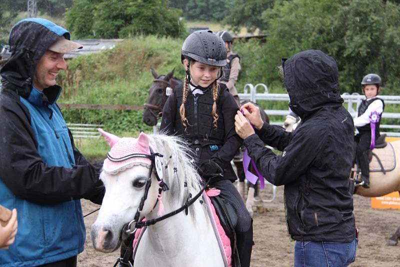 Národních soutěží Working Equitation ve Rtyni nad Bílinou se zúčastnili i koně a jezdci hředelského Jezdeckého klubu Spongilit.