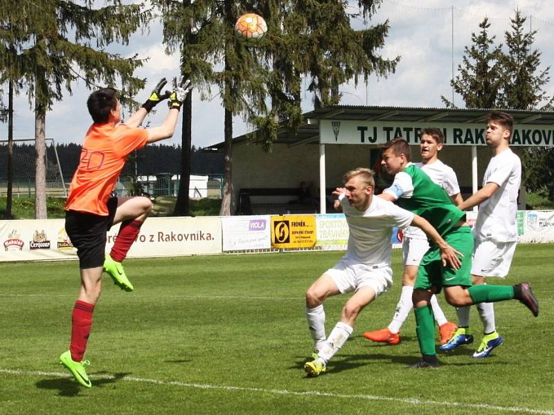 Starší dorost Tatranu Rakovník (v zeleném) sehrál doma dobrý zápas, s lídrem tabulky Hořovickem remizoval 2:2. 