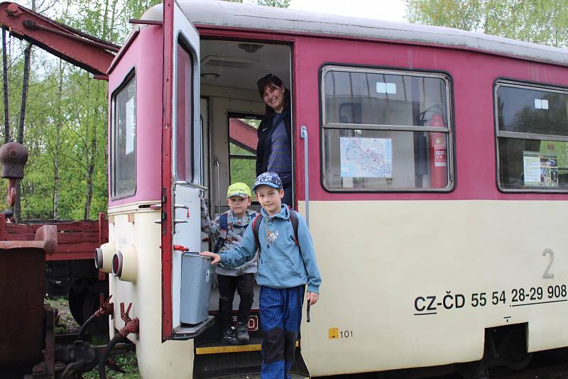 Muzeum Českých drah v Lužné u Rakovníka zahájilo letošní sezonu velkolepou akcí, lokomotivy přilákaly mnoho lidí.