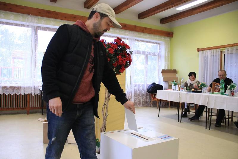 V Lišanech u Rakovníka chodili lidé volit už v ranních hodinách a účastnili se i mladí voliči.