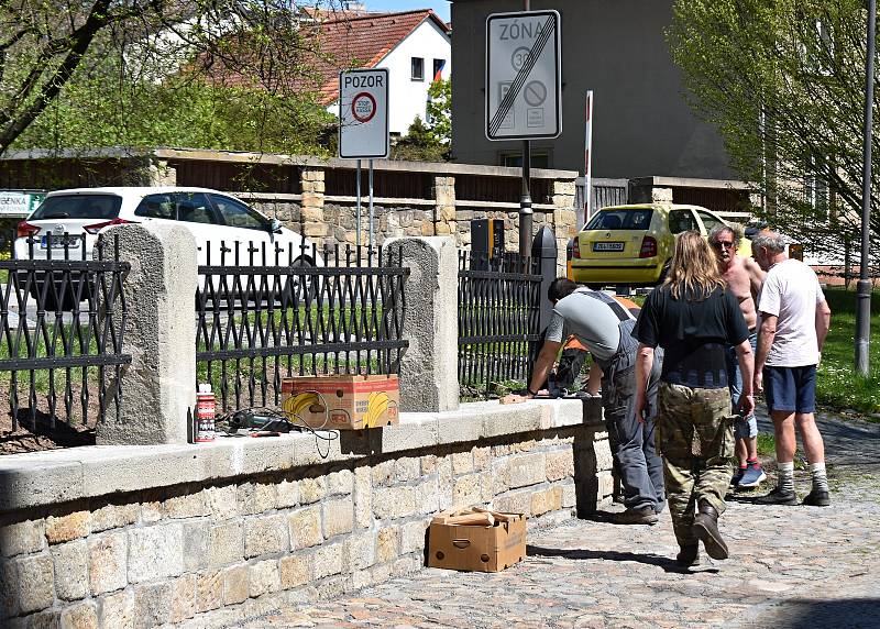 Opravu zárubní zdi u zvonice kostela sv. Bartoloměje v Rakovníku provedlo kamenictví Ladislav Humpál. Kované zábradlí je od kovářství Krásná Práce Jiřího Hávy z Roztok u Křivoklátu.