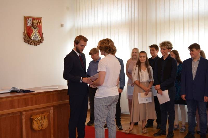 Slavnostní předání vysvědčení žákům devátých tříd novostrašecké základní školy na Městském úřadě Nové Strašecí.