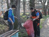 Studenti zemědělské školy čistili Rakovnický potok ke Dni Země