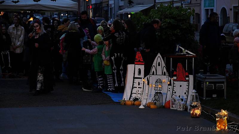 Rakovnická knihovna s Lentilkami DDM uspořádaly na náměstí Halloween.