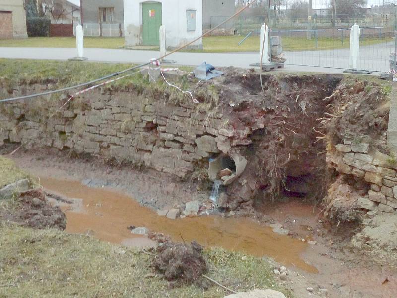 V obci Hořesedly dělají rozsáhlou opravu koryta Hájevského potoka.