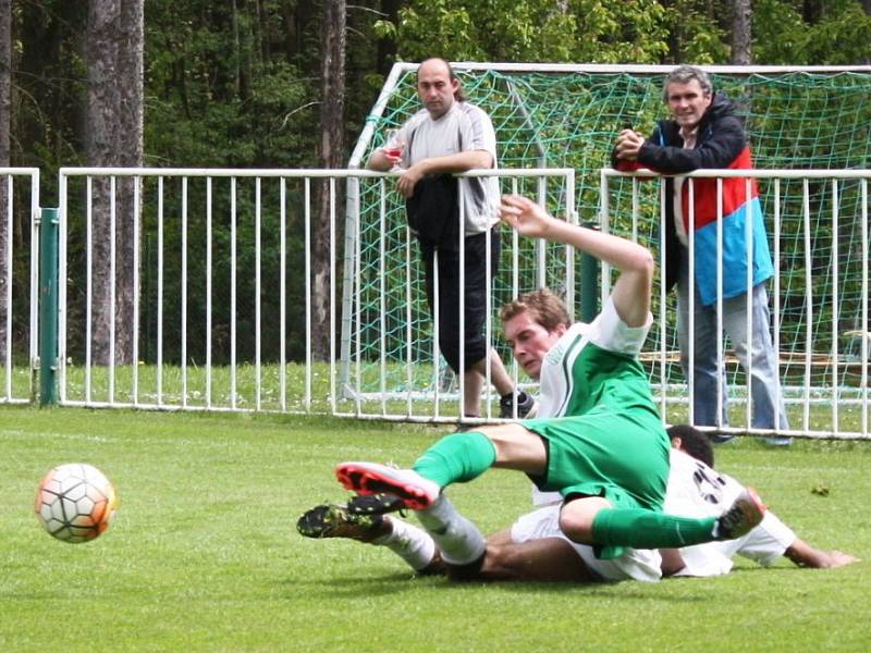 Starší dorost Tatranu Rakovník (v zeleném) sehrál doma dobrý zápas, s lídrem tabulky Hořovickem remizoval 2:2. 