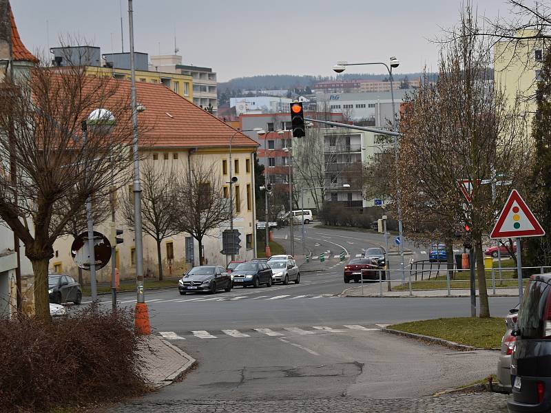 Křižovatka u soudu bývá velice frekventovaná. Toto místo by mohl od letošního roku strážit nový kamerový bod.