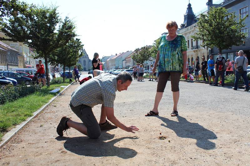 Cvrnkání kuliček ještě zpříjemnilo soutěžící slunné počasí.