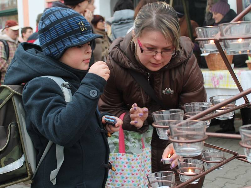 První Adventní svícení na Husově náměstí v Rakovníku