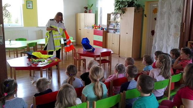 Policistky Michaela Richterová a Hana Martinovská vyrazily za dětmi do škol. Hlavním tématem byla bezpečnost.