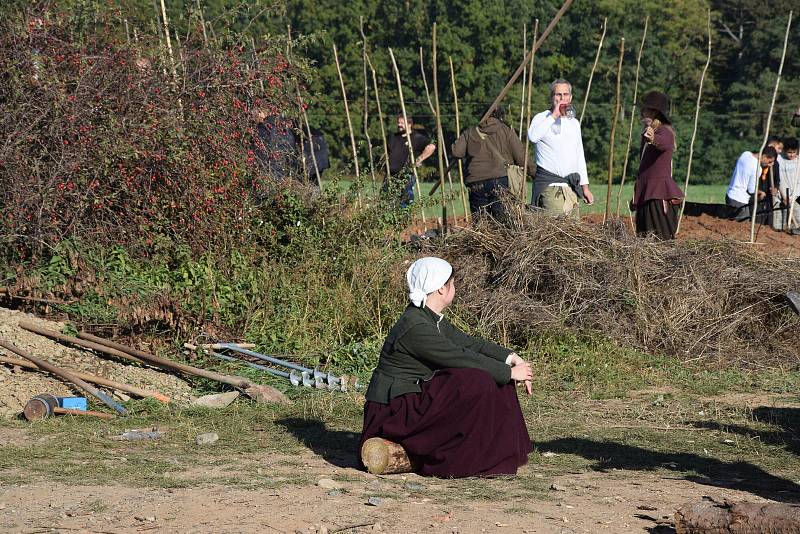 Stavba experimentální dělostřelecké reduty u rakovnického letiště.