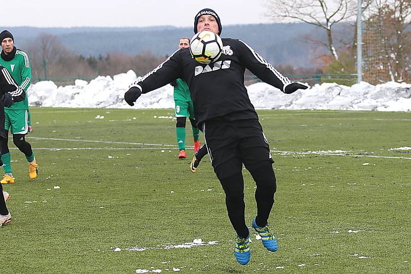 Divizní fotbalisté Tatranu Rakovník (v zeleném) vyhráli v přípravném utkání nad celkem Dobříše jasně 5:2.