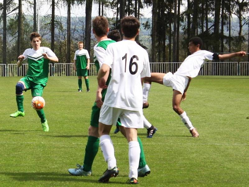 Starší dorost Tatranu Rakovník (v zeleném) sehrál doma dobrý zápas, s lídrem tabulky Hořovickem remizoval 2:2. 