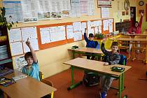 Žáci ve škole v Čisté v době koronaviru.