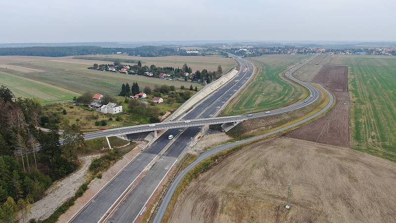 Budování obchvatu i stavbě další dálniční komunikace v okolí Řevničova na Rakovnicku zatím jakžtakž přeje počasí, i když není zrovna přívětivé, a tak mohou práce pokračovat podle harmonogramu.