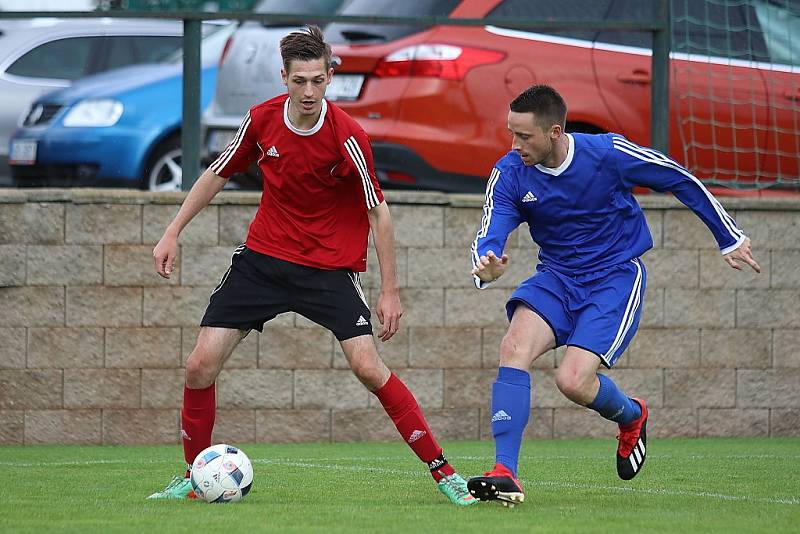 Z fotbalového utkání okresního přeboru Kněževes - Jesenice (1:0)