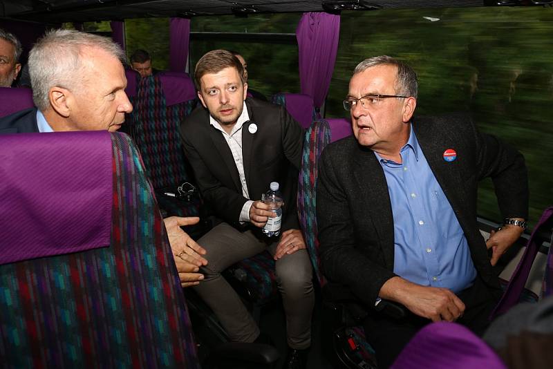 Netradiční předvolební debata Deníku: s politiky na cestě autobusem. Zastavení na besedě s občany ve Všetatech na Rakovnicku.