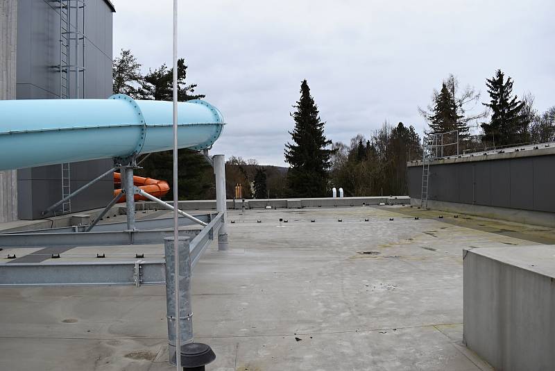 Na střeše rakovnického AquapRaku vznikne letos fotovoltaická elektrárna.