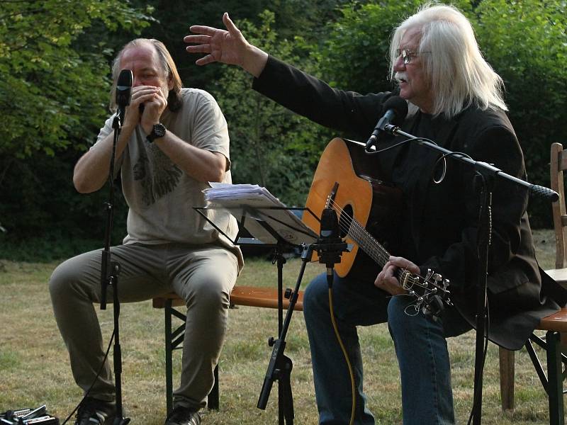 Husovy slavnosti na Krakovci zahájil hudební a básnický recitál Josefa Fouska.