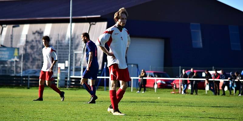 Pavlíkovu (v bílém) se v okresním přeboru moc nedaří a s oslabeným Městečkem uhrál jen remízu 1:1. Za hosty chytal jejich nejproduktivnější borec Petr Šnídl.