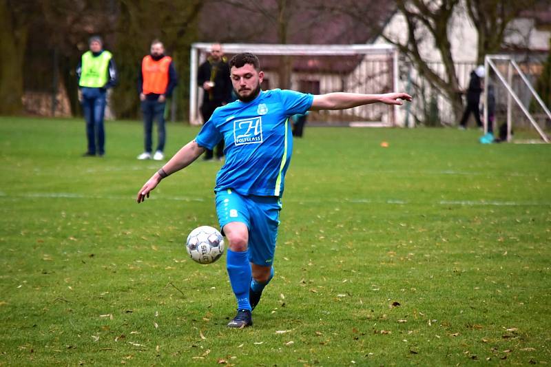 Šlágr okresního přeboru: Lužná (v červeném) - Senomaty 1:1.