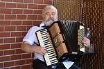 Vystoupení harmonikářů Duo Ježek v rakovnickém domově seniorů.