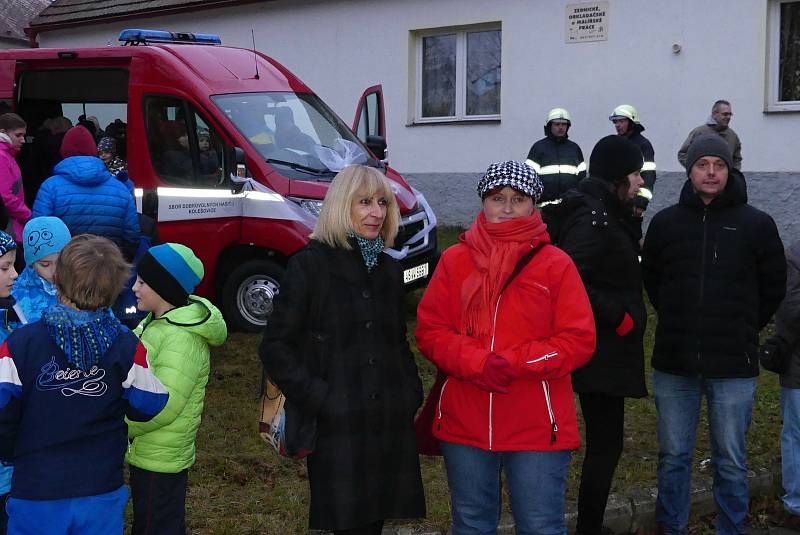 Rozsvícení vánočního stromku v Kolešovicích zpestřilo slavnostní předávání nového hasičského vozu.