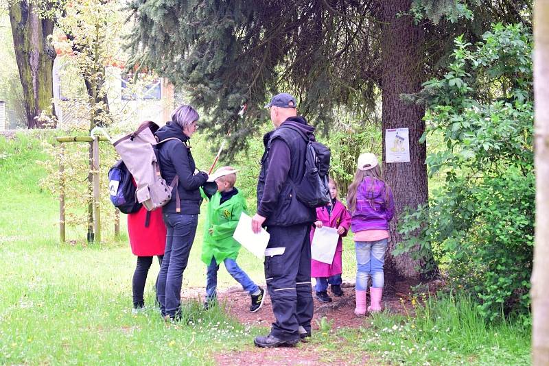 Dům dětí a mládeže Rakovník uspořádal v pátek odpoledne v Čermákových sadech Pohádkový orienťáček.
